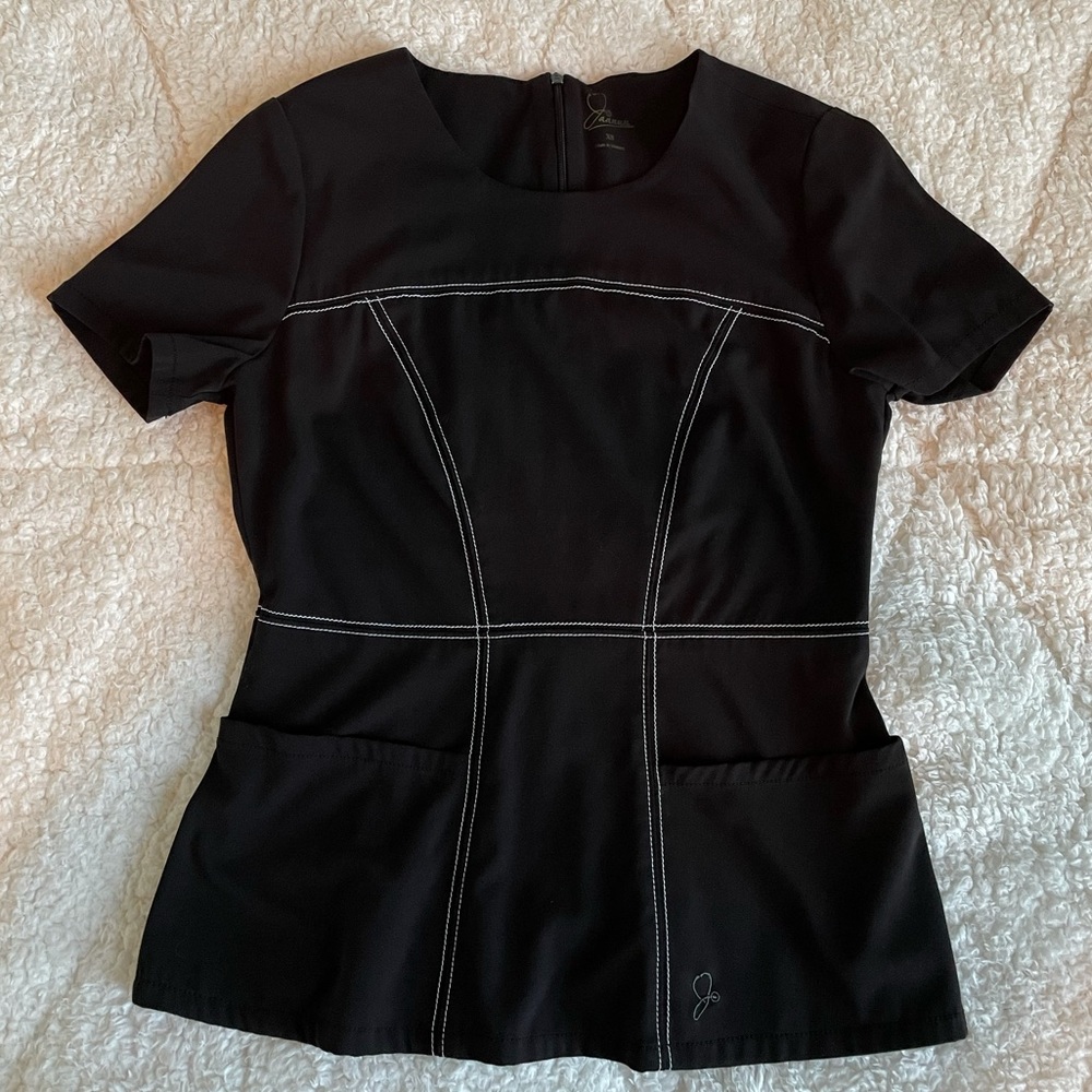 Jannuu contrast scrub top